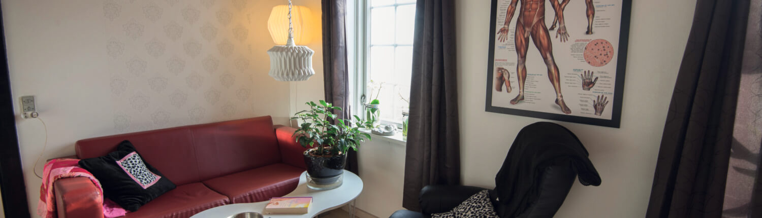 Lokalet på Søgården med sofa og stol Lokalet på Søgården med sofa og stol